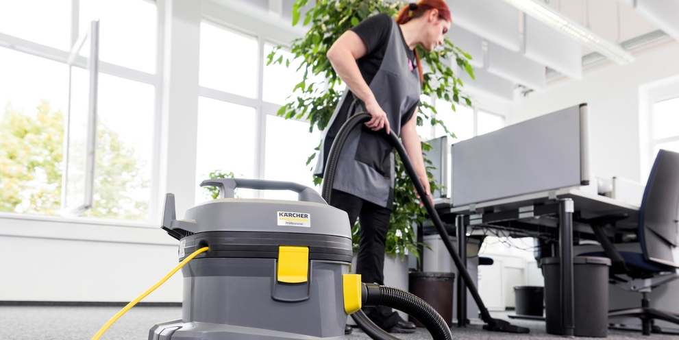 Kantoren schoonmaken met stille stofzuiger
