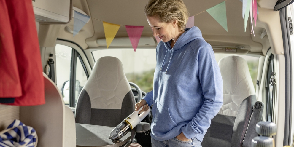 Een camper van binnen schoonmaken met een stofzuiger