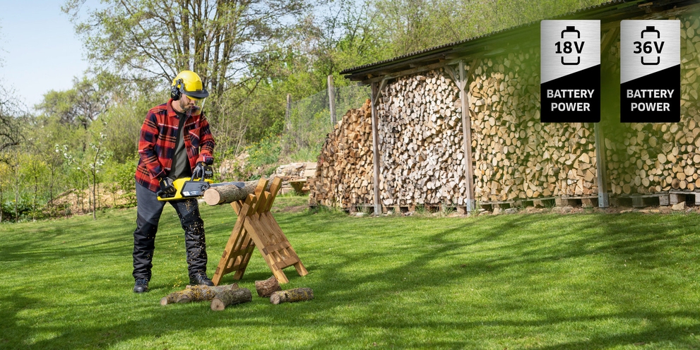 Kärcher accu kettingzaag 18V 36V Man zaagt hout met een Kärcher accu kettingzaag. Krachtig en snoerloos werken met 18V of 36V Battery Power