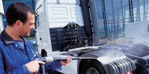 Reinigingsmiddelen een vrachtwagen reinigen met een professionele hogedrukreiniger