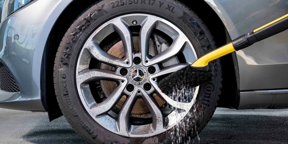 Velgen reinigen Een autovelg wordt gereinigd met een Kärcher velgenwasborstel