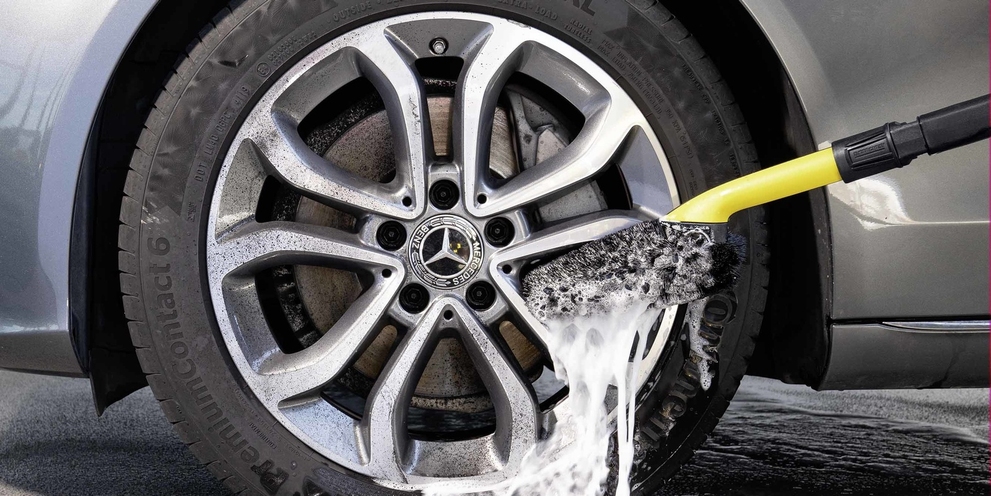 Autovelgen worden gereinigd met een Kärcher wasborstel