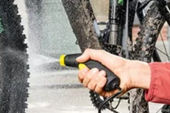 fiets wordt schoongemaakt met een mobile outdoor cleaner