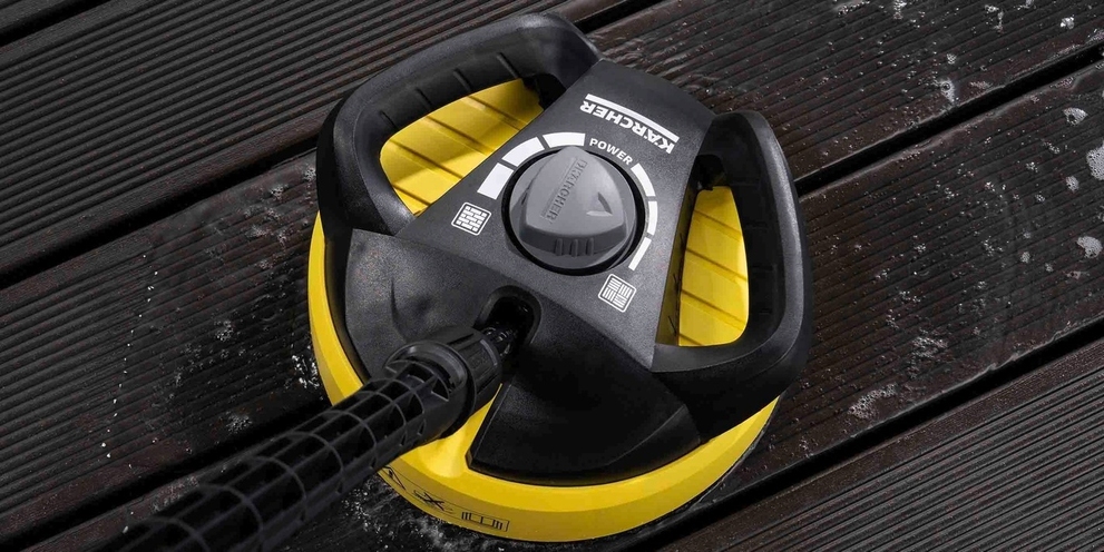 Een houten terras schoonmaken met een oppervlaktereiniger Een Kärcher oppervlaktereiniger reinigt een houten terras