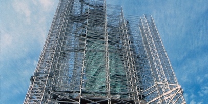 Grootschalige steigeropbouw voor de reiniging van het 93 meter hoge monument in 1985 Het Vrijheidsbeeld in New York gehuld in een metershoge steigerconstructie tijdens de restauratiewerkzaamheden.