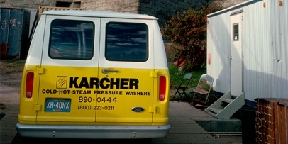 Logistieke en technische ondersteuning door Kärcher op locatie in New York Achterzijde van een gele Kärcher-servicebus geparkeerd op de restauratielocatie op Liberty Island.