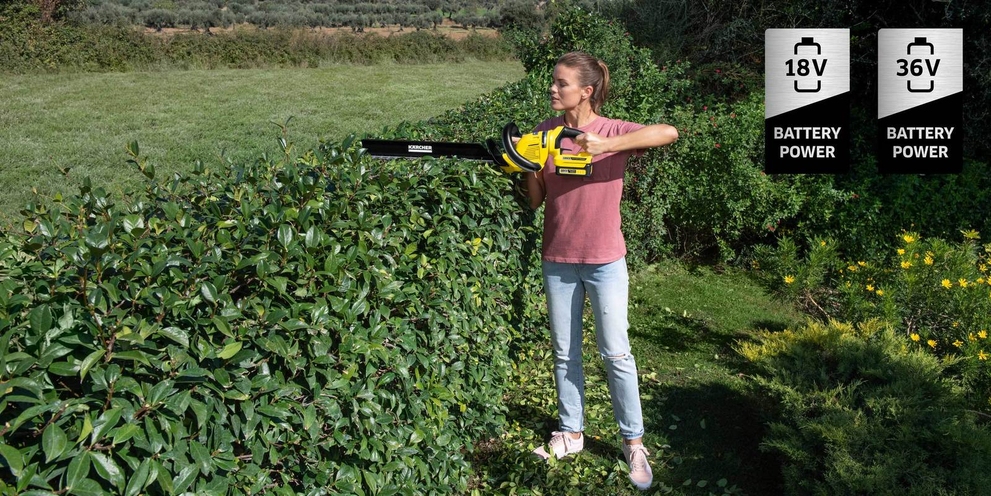 Kärcher accu heggenschaar 18V 36V Vrouw snoeit een heg met een Kärcher accu heggenschaar. Snoerloos tuinieren met 18V of 36V Battery Power