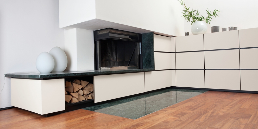 Een woonkamer met open haard