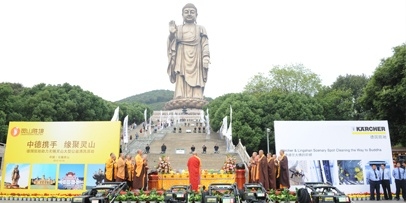 Officiële openingsceremonie van het Kärcher-reinigingsproject in Wuxi Boeddhistische monniken staan bij een ceremonieel altaar voor de Grote Boeddha van Lingshan en Kärcher-rekenborden.