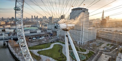 Zicht op het stalen geraamte van het 135 meter hoge reuzenrad en de naaf op 70 meter hoogte Zicht vanaf het reuzenrad op de naaf van de London Eye tijdens de Kärcher-reinigingswerkzaamheden.