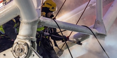 Nauwkeurig verwijderen van vetten en emissieafzettingen van de stalen asophangingen Een industriële klimmer van Kärcher spuit het stalen frame van de London Eye schoon met een warmwater-hogedrukreiniger.