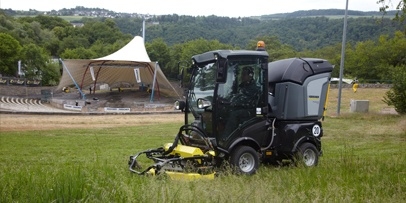 Inzet van de multifunctionele MC 50 veegmachine voor terrein- en groenonderhoud rond de arena De Kärcher MC 50 veegmachine voert groenonderhoud en veegwerk uit op het terrein van de Loreley.