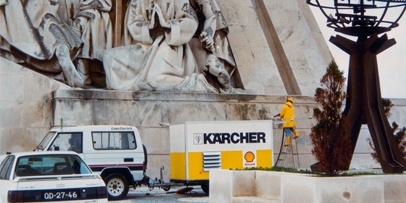 Inzet van de schoonmaak trailer voor het stralen van de kalkstenen bedekking De Kärcher schoonmaak trailer staat opgesteld bij de voet van het zeevaardersmonument in Lissabon.