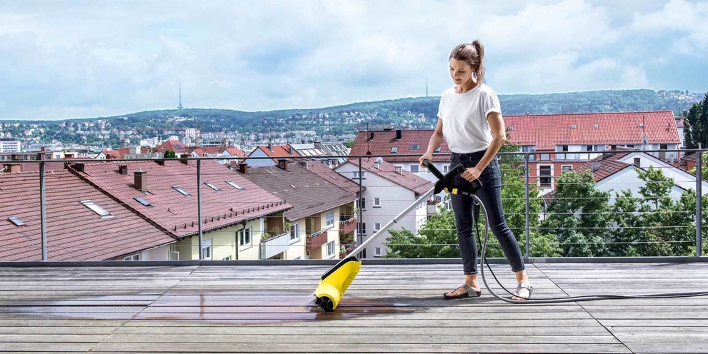 Terrasreiniger op een dakterras