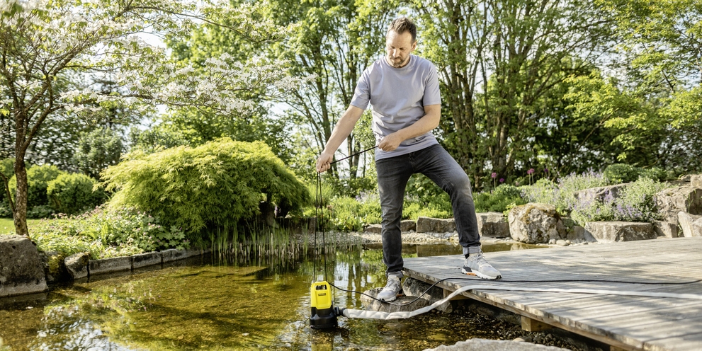 De vijver schoonmaken