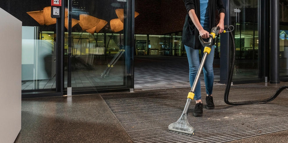 Reiniging van schoonloopmatten en deurmatten met de Kärcher Puzzi 9/1 Bp