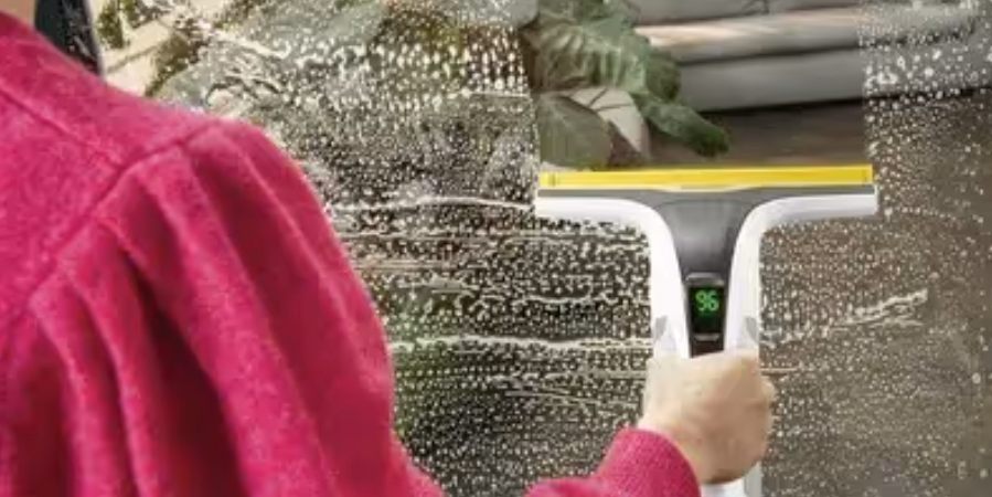 Ramen wassen met een ruitenreiniger Ramen wassen met een ruitenreiniger