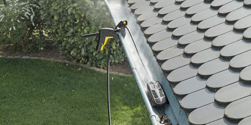 De dakgoot schoonmaken
