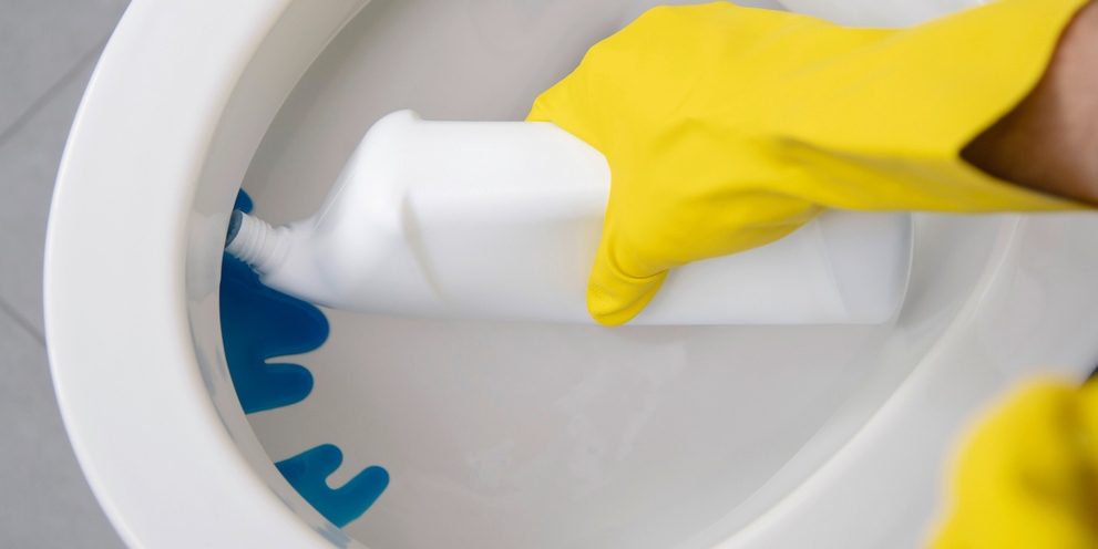 Toilet schoonmaken met een reinigingsmiddel Kärcher tip: toilet schoonmaken met een reinigingsmiddel