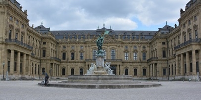 De Frankoniabrunnen op het plein voor de Würzburger Residenz, een van de drie genomineerde cultuurmonumenten.