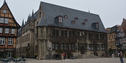 Het historische stadhuis van Quedlinburg op de markt in de UNESCO-werelderfgoedstad.