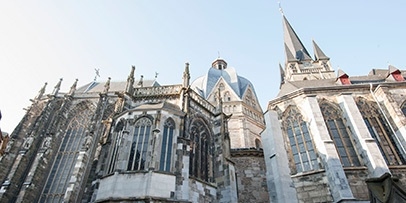 Exterieur van de Dom van Aken met zicht op de historische kapellen.