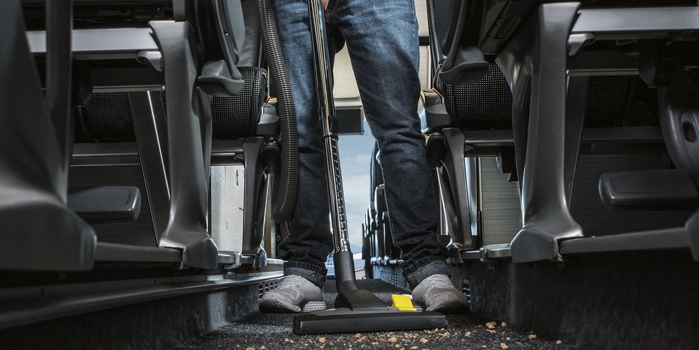 Met een professionele krachtige stofzuiger een bus reinigen