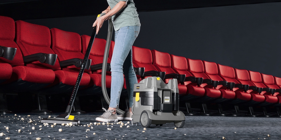 Met een stofzuiger in het theater schoonmaken
