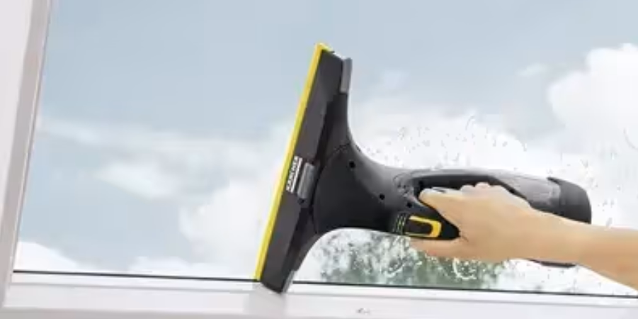 Een veluxraam schoonmaken met een ruitenreiniger Een veluxraam schoonmaken met een ruitenreiniger