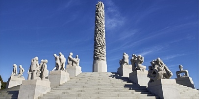 Het gereinigde eindresultaat van de Monoliet en omringende granieten beelden in het Vigelandpark in Oslo.
