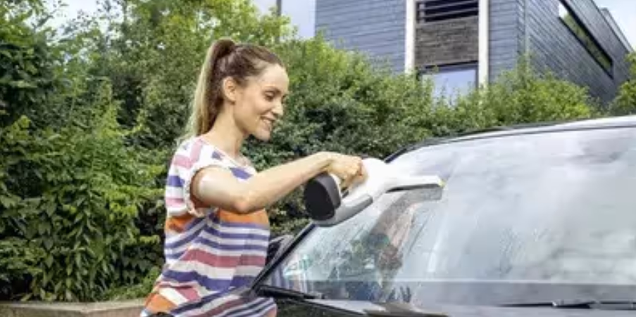 De voorruit van een auto schoonmaken met een ruitenreiniger De voorruit van een auto schoonmaken met een ruitenreiniger