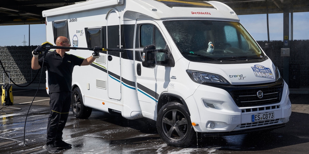 Man maakt camperramen schoon met Kärcher hogedrukreiniger