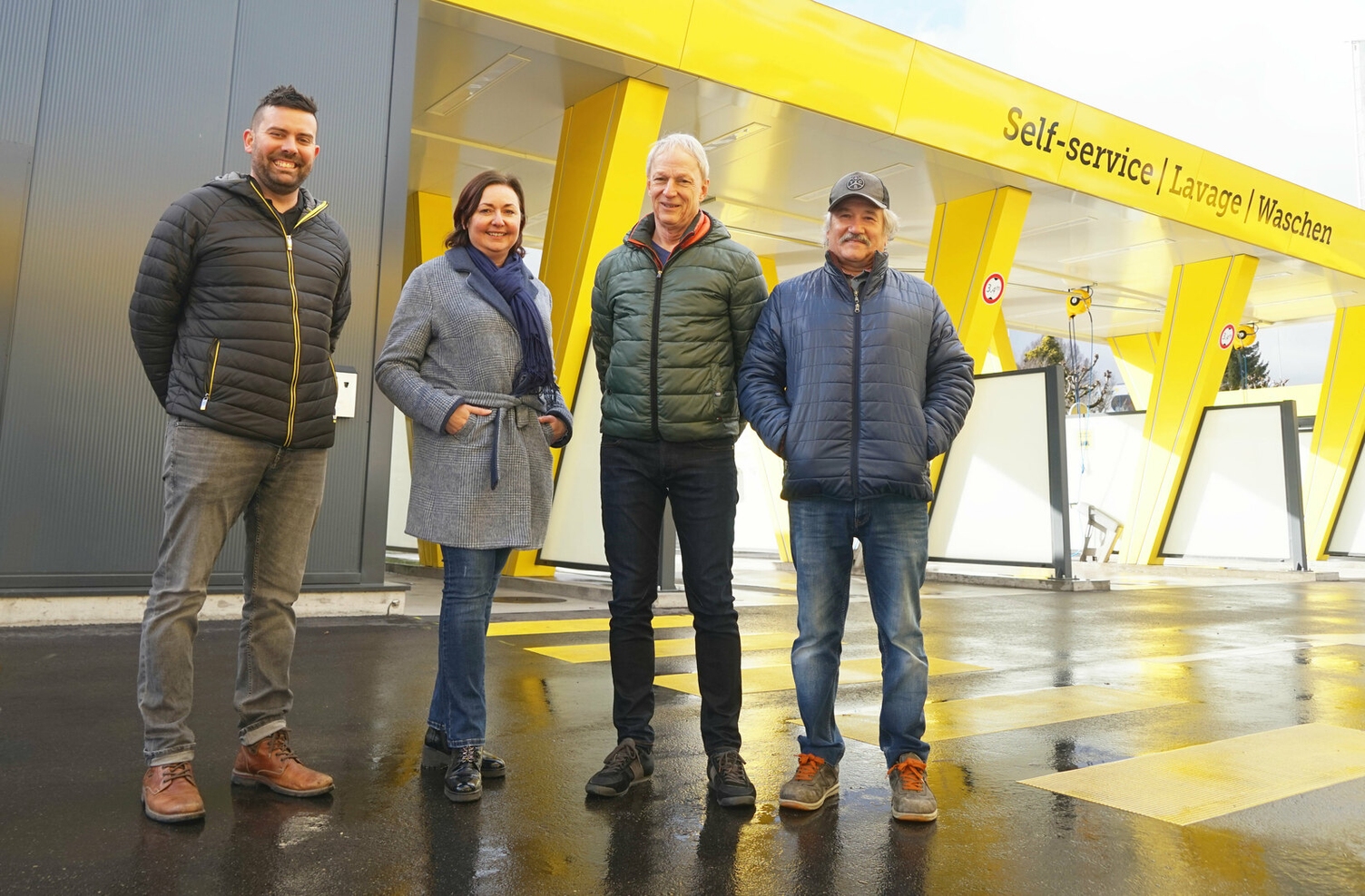 Marco Koletnik (expert en installations de nettoyage Kärcher) avec Elena Ramos, Patrick Burri ainsi que Mike Nogueira du TCS Fribourg