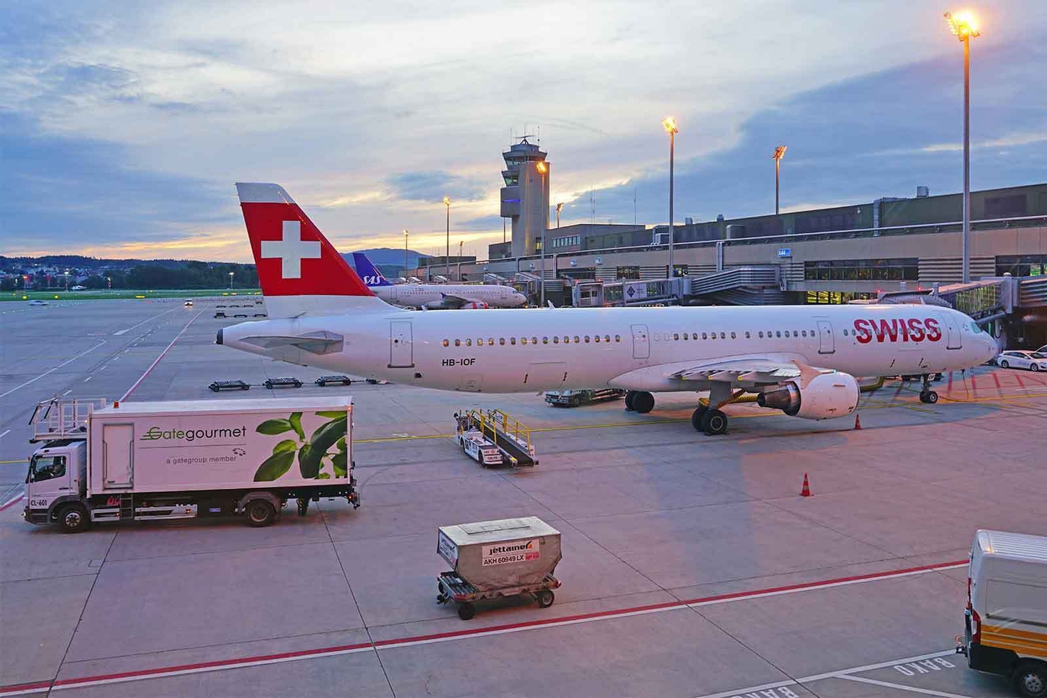 Sur les aéroports, les engins Kärcher mettent en oeuvre des techniques de service hivernal et estival éprouvées Sur les aéroports, les engins Kärcher mettent en oeuvre des techniques de service hivernal et estival éprouvées