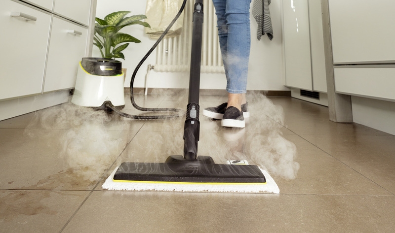 Redresser les fibres de la moquette avec le nettoyeur vapeur de Kärcher