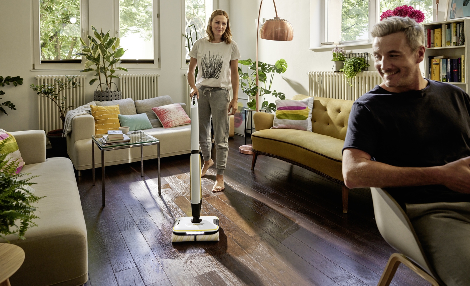 Nettoyage du parquet et du stratifié avec nettoyeur de sols