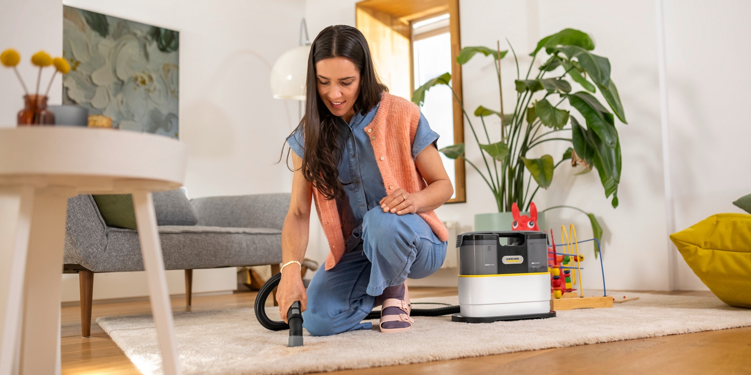 l'injecteur / extracteur de Kärcher Une femme nettoie un canapé en profondeur avec l'aspirateur-laveur Kärcher