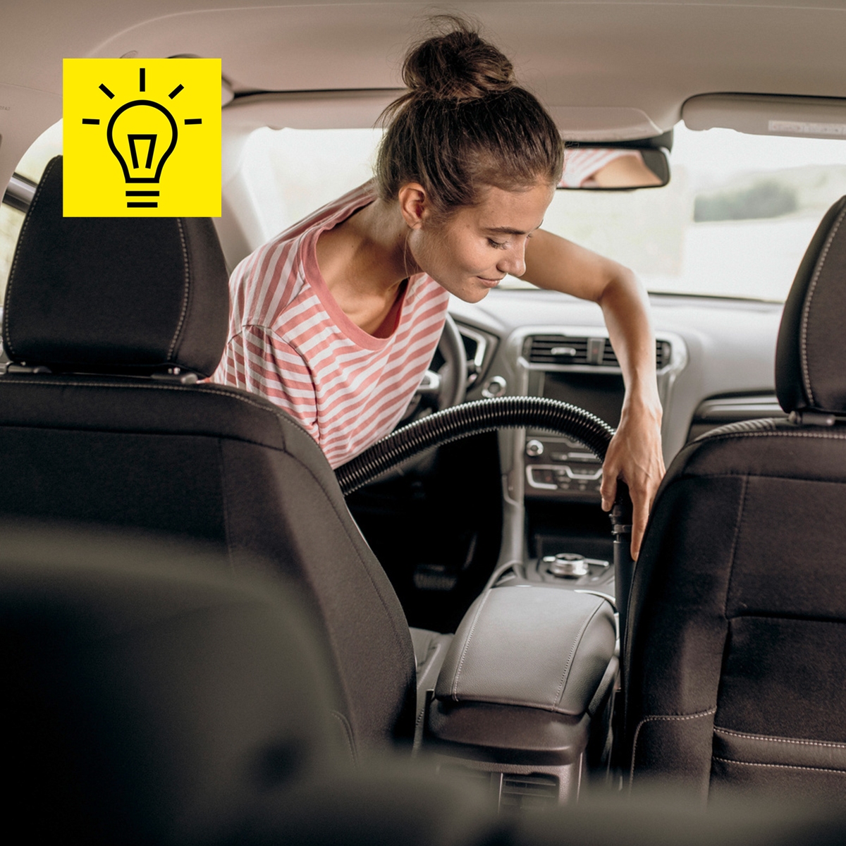 AUTOPFLEGE: TIPPS FÜR AUSSEN UND INNEN Mann reinigt das Auto