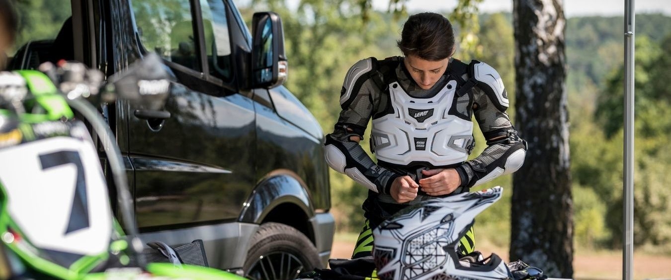 Motocrossfahrerin Vanessa Helpert trägt ihren Schutzpanzer Motocrossfahrerin Vanessa Helpert trägt ihren Schutzpanzer