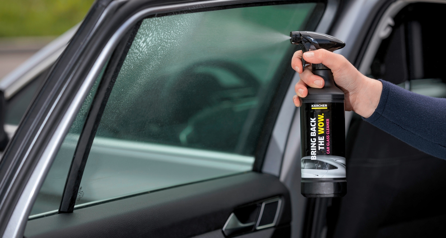 Le nettoyant spécial pare-brise Kärcher se vaporise sur les vitres de la voiture
