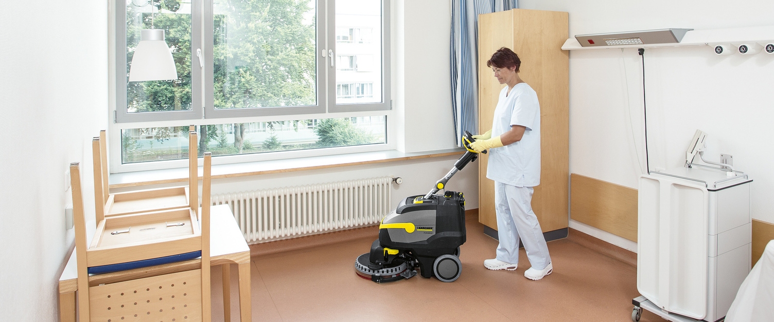 Bodenreinigung mit einer Scheuersaugmaschine Bodenreinigung mit einer Kärcher Scheuersaugmaschine