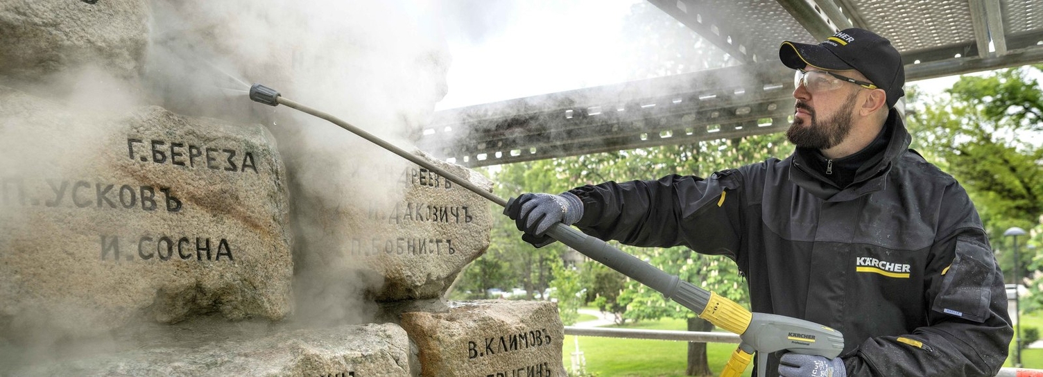 Tiefe Verunreinigungen schonend von Ärzte-Denkmal entfernt Tiefe Verunreinigungen schonend von Ärzte-Denkmal entfernt