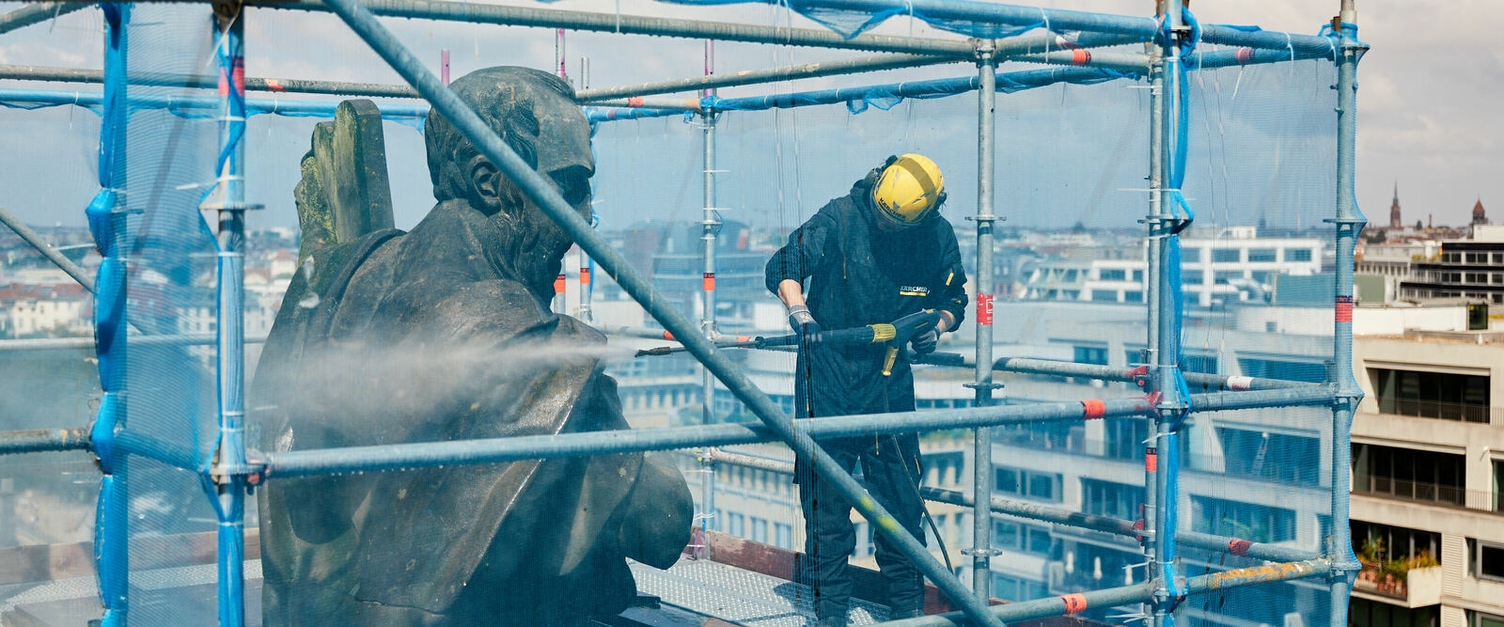 Dampfreinigung an den Figuren auf dem Berliner Dom