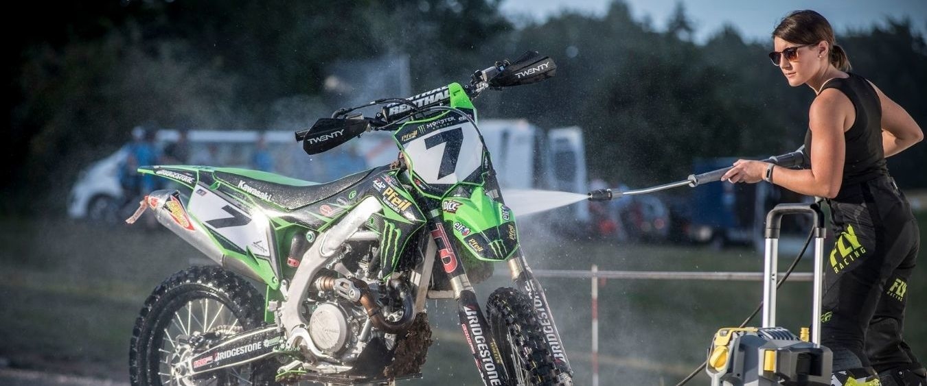Mit dem Kärcher Hochdruckreiniger wird Vanessas Motorrad wieder blitzsauber Mit dem Kärcher Hochdruckreiniger wird Vanessas Motorrad wieder blitzsauber