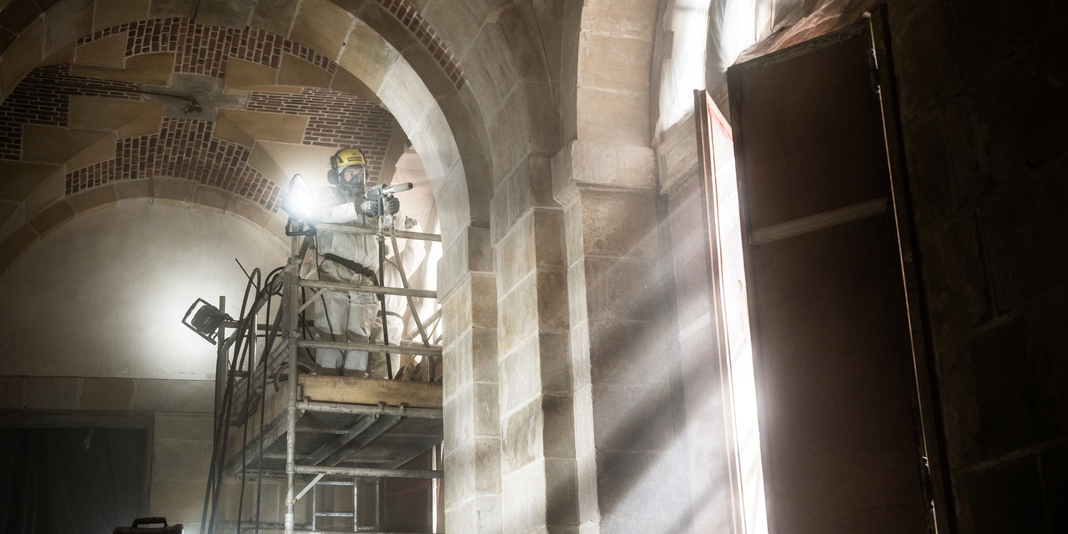 In der inneren Galerie werden Russ, Fett und Staub von Kärcher entfernt Experten von Kärcher reinigen das Schloss Fontainebleau