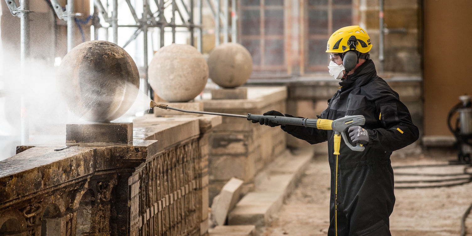 Kärcher reinigt das Schloss Fontainebleau mit Heisswasser-Hochdruckreiniger Experten von Kärcher reinigen das Schloss Fontainebleau