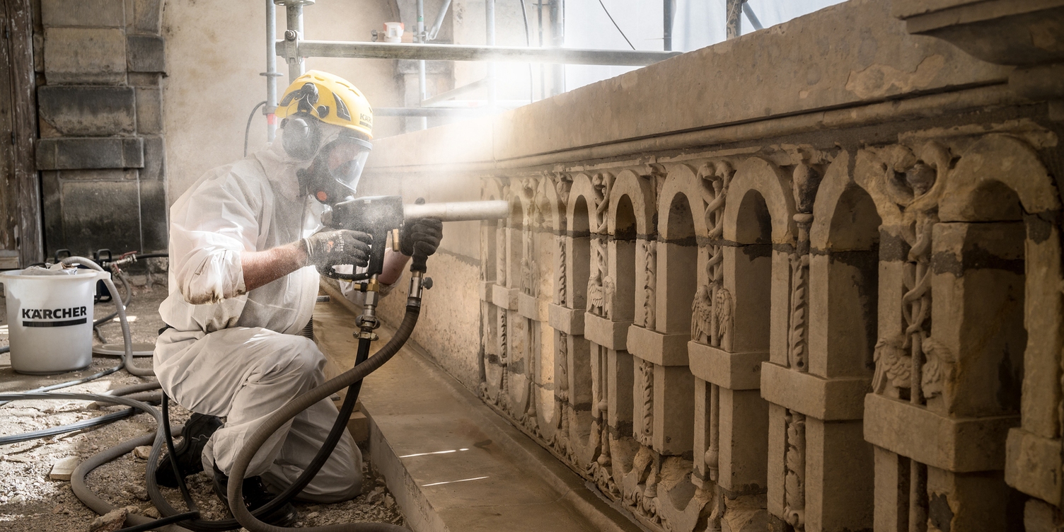 Entfernung von Kalkablagerungen im Mikropartikelstrahlverfahren Experten von Kärcher reinigen das Schloss Fontainebleau
