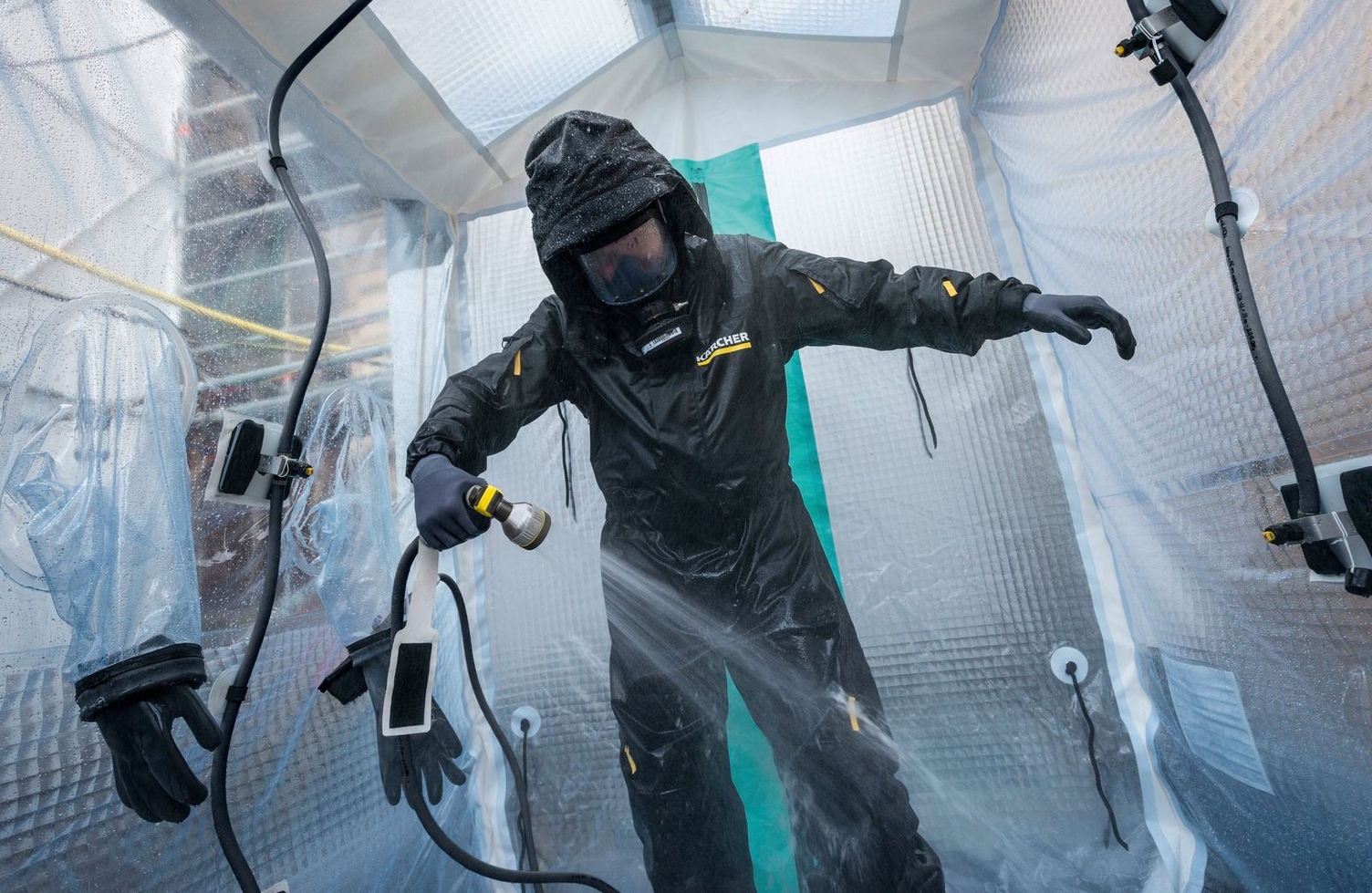 Besondere Vorsichtsmassnahmen bei der Reinigung des Schloss Fontainebleau Dekontaminationsdusche von Kärcher Futuretech