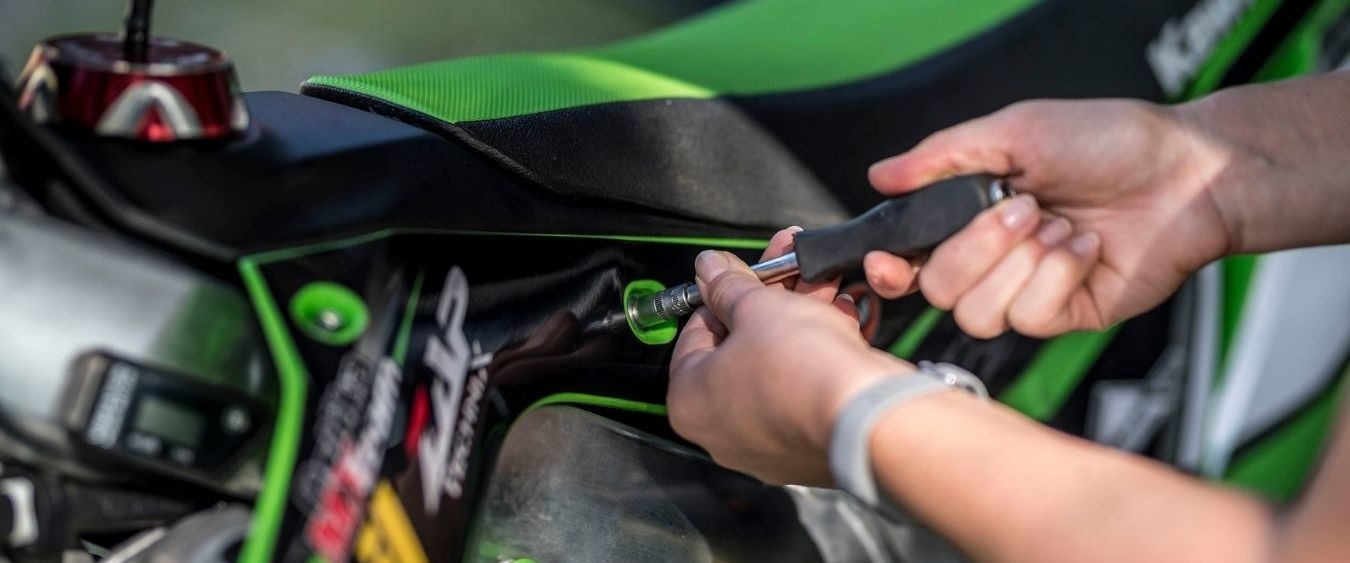 Vanessa überprüft eigenhändig jedes Detail an ihrem Motorrad Vanessa überprüft eigenhändig jedes Detail an ihrem Motorrad