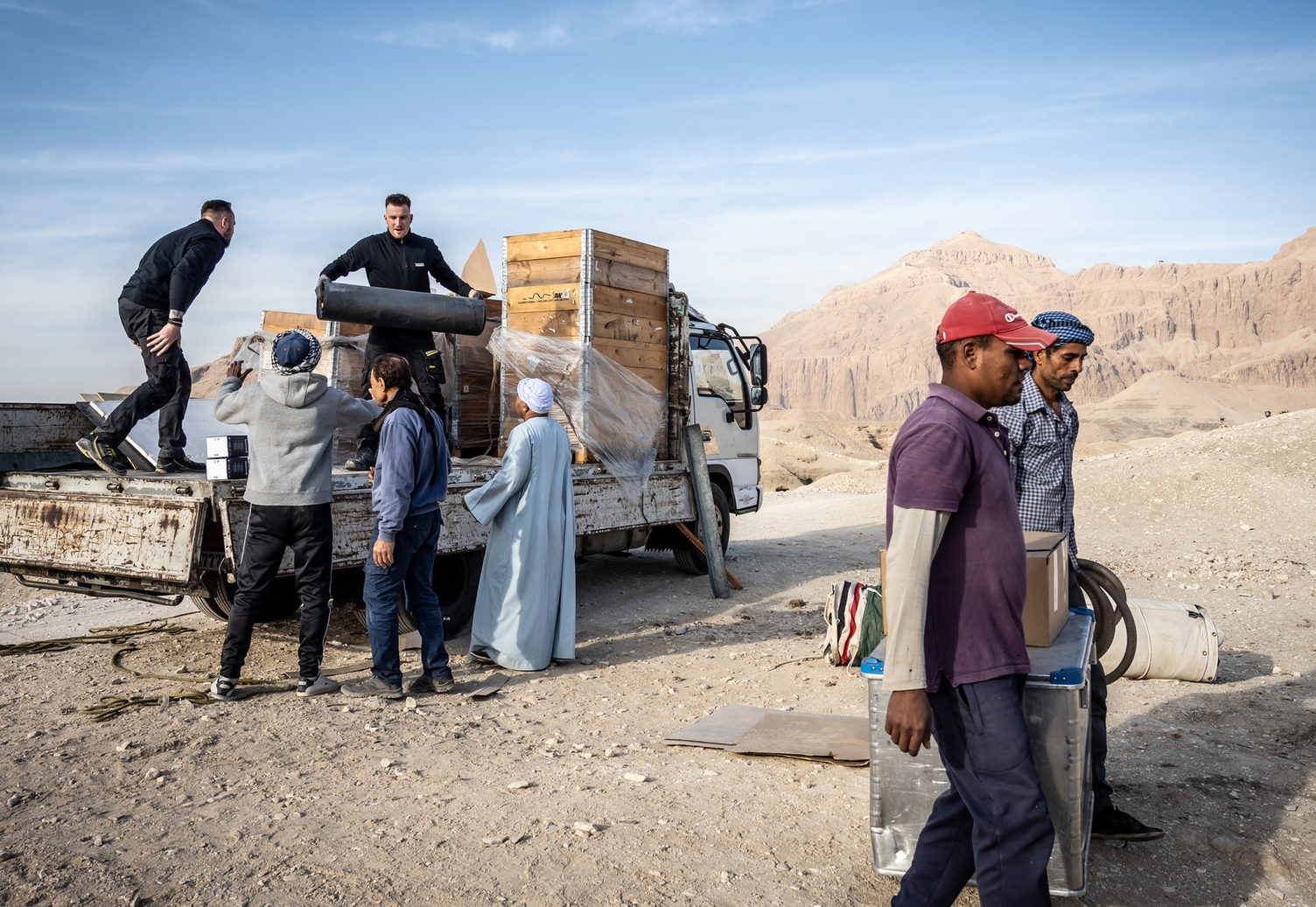 Helfer laden die umfangreiche Ausrüstung ab Helfer laden die umfangreiche Ausrüstung ab